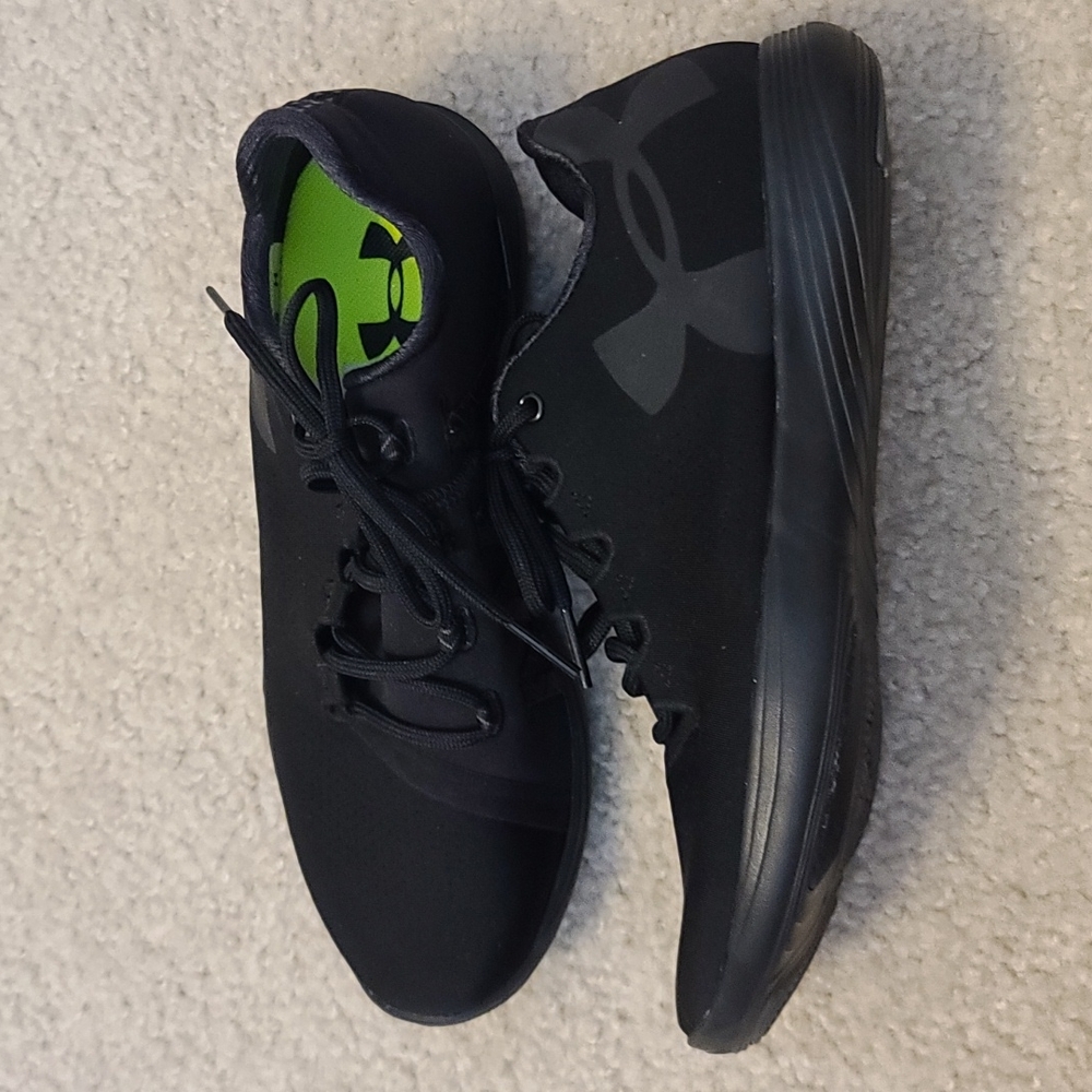 UA NWOT Black Running shoes